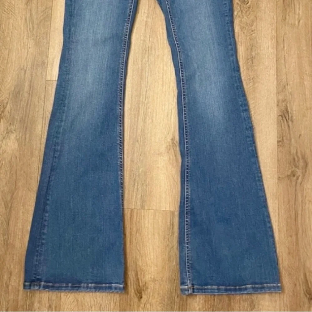 Zara Woman Premium Denim Collection Medium Wash Flare‎ Mid Rise Size 2